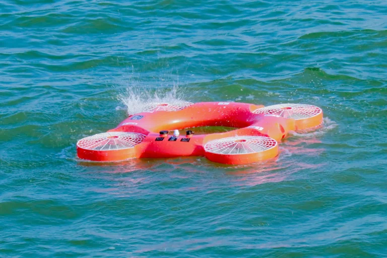 Modern Baywatch - a repülő mentőgyűrű 50 km/h-val menti az embereket a vízben