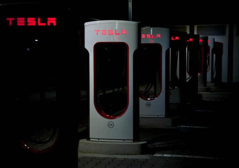 Veszélybe került a Tesla egyik koronaékszere: a töltőhálózata