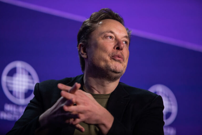 Miközben ezreket rúg ki, negyvenötmilliárd dolláros fizetést kért és kapott Elon Musk
