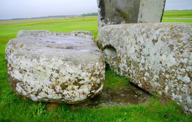 “Ezt biztos nem emberek hozták ide” – Egyre több a rejtély Stonehenge oltárköve körül