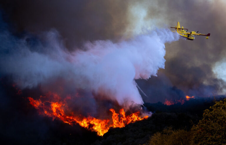 Rendkívüli kihívásokat tartogat a Los Angeles-i tűzvésszel harcoló Super Scooperek vezetése