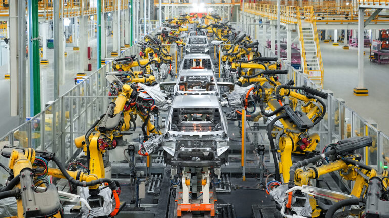 Robotok lepik el a BYD Szegeden megépülő autógyárát