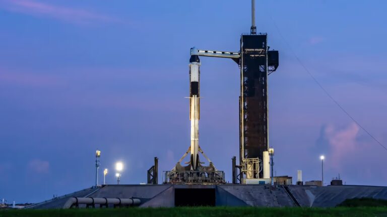 Szivárgással küzd a SpaceX rakétája, ezért kétségessé vált a magyar űrhajós missziója