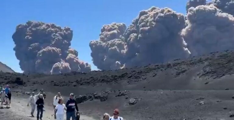 Így rohantak a turisták az Etna füstje elől
