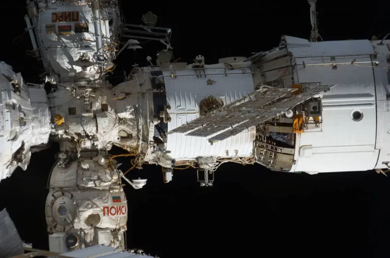 Az Axiom Space misszió halasztásának háttere: miért szivárog hat éve a Nemzetközi Űrállomás régi orosz modulja, és miért nem javítják meg?