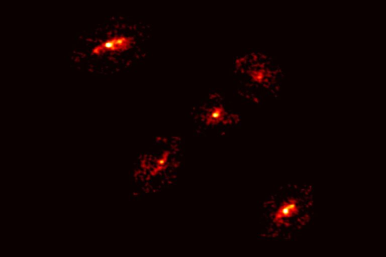 A megtébolyult Einstein-kereszt valami rémsötétet leplezett le az univerzumban