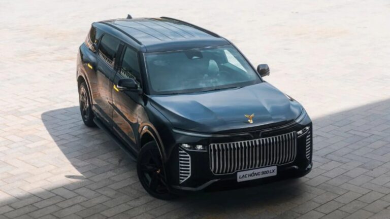 Ezt látni kell: 400 lézerirányítású lövedék sem pusztította el a páncélozott luxus-SUV-ot