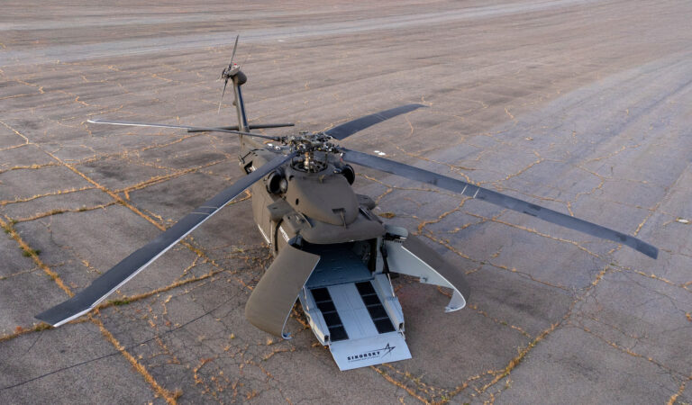 Pilótafülke? Nem is kell a robotizált Black Hawk helikopterbe!