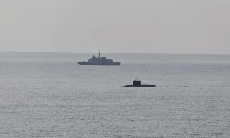 Csúnyán megtrollkodta a NATO a La Manche-csatornából előbukkanó, meghibásodott orosz tengeralattjárót