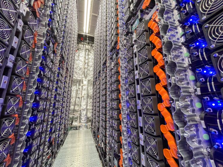 A plafonig sorakozik az 5000 akkumulátor a világ legnagyobb elektromos hajóján