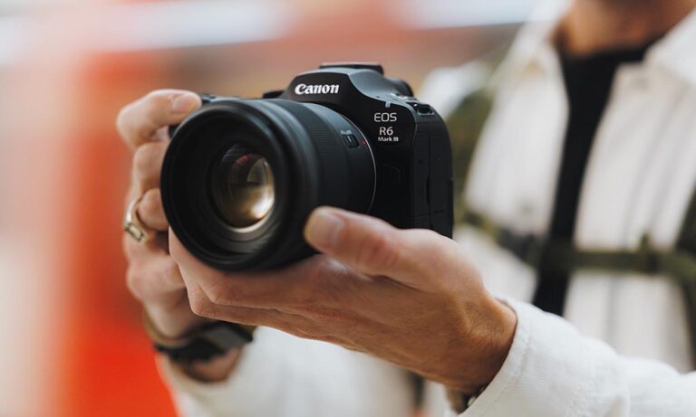 Fotós-videós gépet és nagy fényerejű objektívet villantott a Canon