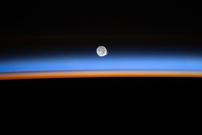 A Hold nemcsak kísér a Földet, hanem el is tesz belőle egy darabot