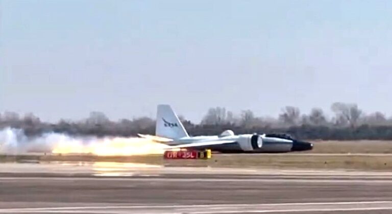 Lángolva landolt a NASA gépe, aminek története a vietnámi háborúig nyúlik vissza - videó