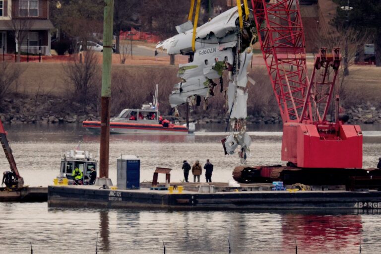 Eddig nem látott felvételen a tavalyi washingtoni légi tragédia: új szemszögből az utasszállító és a katonai helikopter ütközése