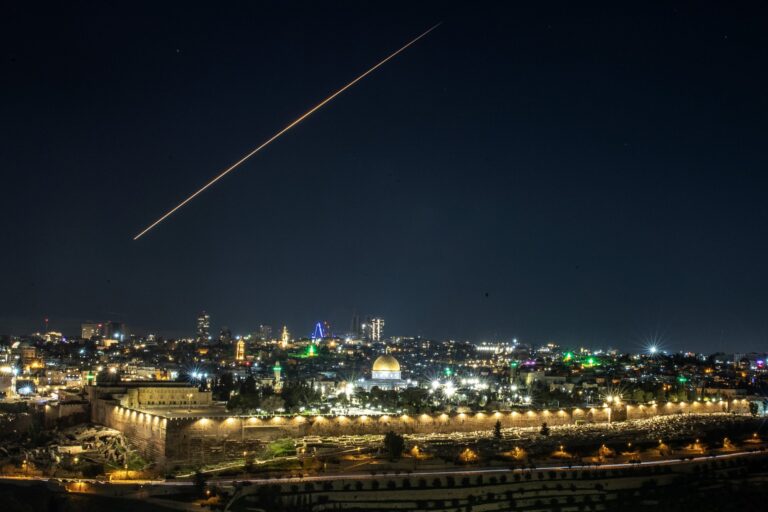 Ez a felvétel jól mutatja, milyen drasztikusan felforgatta az iráni konfliktus a Közel-Kelet légi forgalmát