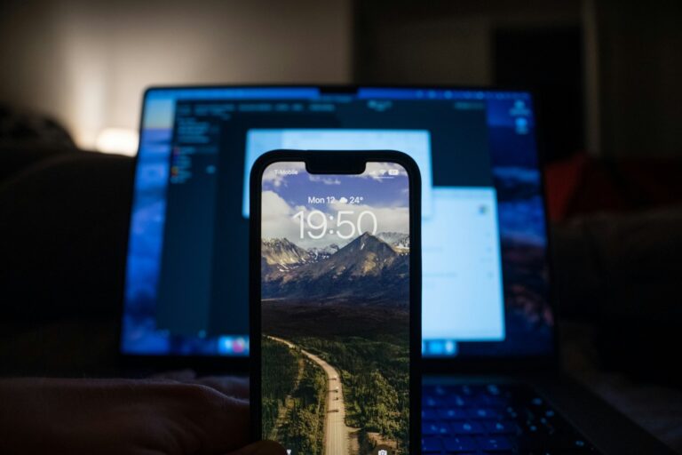 Nem látványos, mégis fontos: ezt hozza az iOS 26.4 az iPhone-okra, és így költözik az MI az autókba