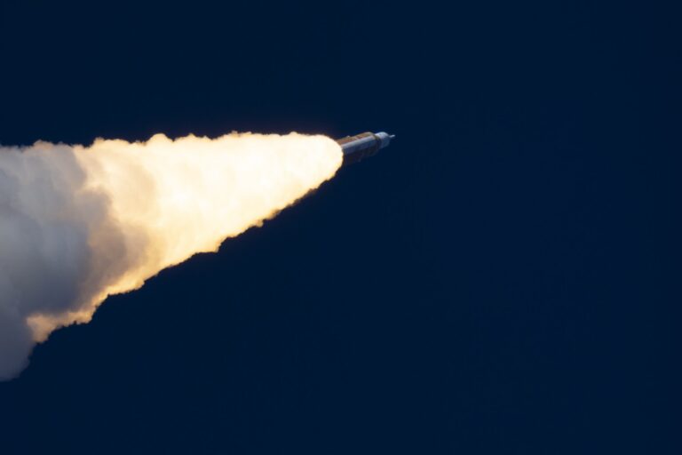 Váratlan krízis az Artemis–2 során: Az első órákban mondta fel a szolgálatot a Hold-misszió vécéje