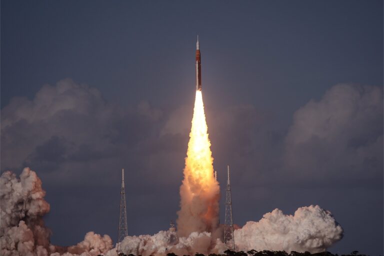 „Állva hagyta” az utasszállítót a NASA óriásrakétája: Videón a pillanat, ahogy a repülő ablakából nézték az Artemis–2 startját