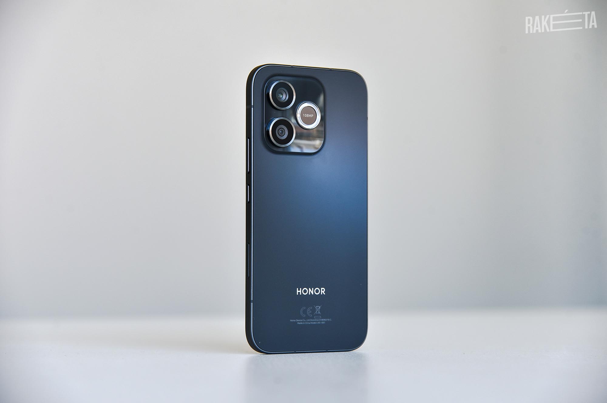 Mit tud ma egy egyszerű középkategóriás telefon, ami a kategóriától felfelé kacsintgat, árban is?