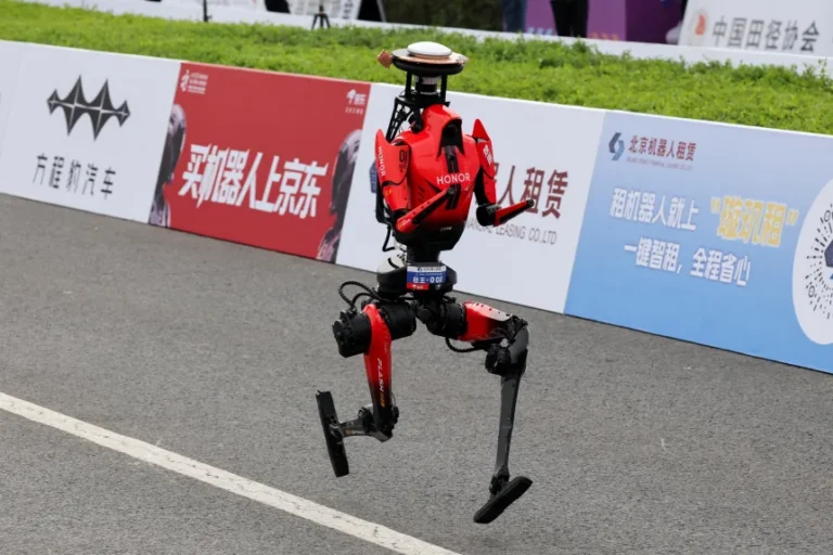 Világcsúccsal nyerte egy humanoid robot a pekingi félmaratont