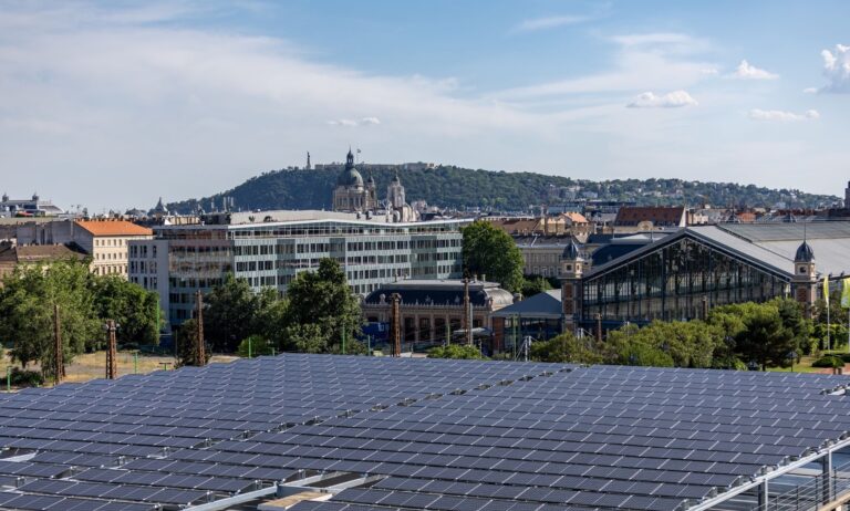 Budapest legnagyobb napelemparkját egy váratlan helyszínen telepítették