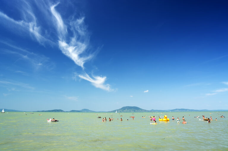 Igen nagy bajban a Balaton, amelynek a jövője azon múlik, hogy képesek vagyunk-e rendszerszinten gondolkodni róla