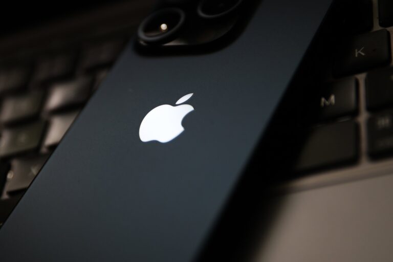 Drága lesz és alig kapható – így debütál az Apple első összehajtható mobilja