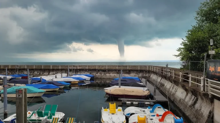 Húsz percen át tombolt Közép-Európa harmadik legnagyobb tava felett egy gigantikus vízi tornádó